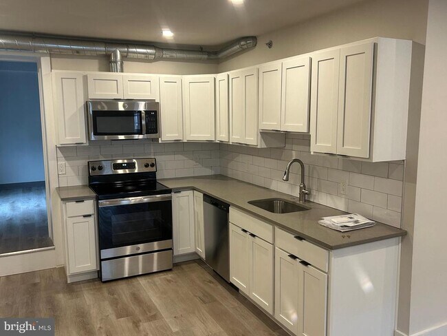 Building Photo - 224 Hall St