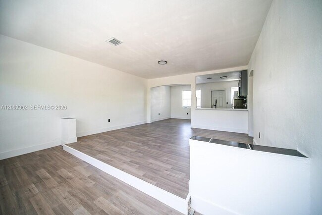 Foto del edificio - 533 NE 67th St