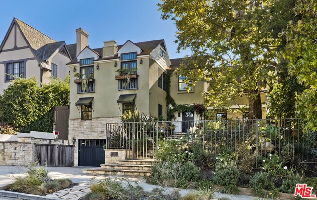 Building Photo - 2855 Club Dr