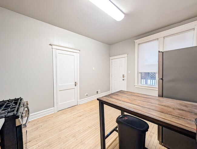 Foto del edificio - 2838 W Roosevelt Rd