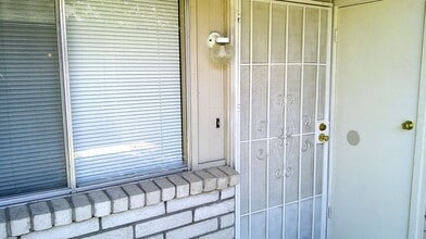 Building Photo - 3022 E Glen Dr