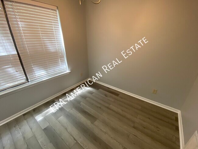 Building Photo - Convenient location!