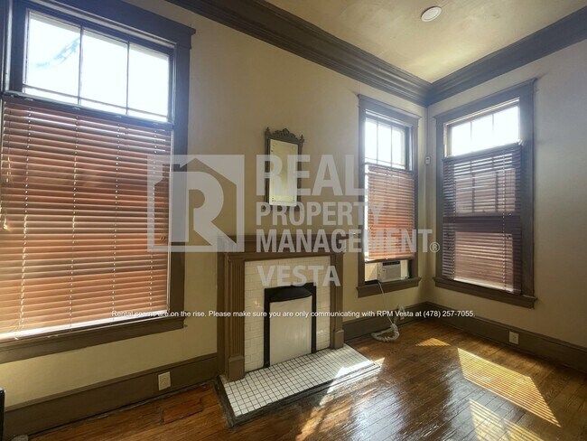 Building Photo - Charming One Bedroom Apartment Downtown