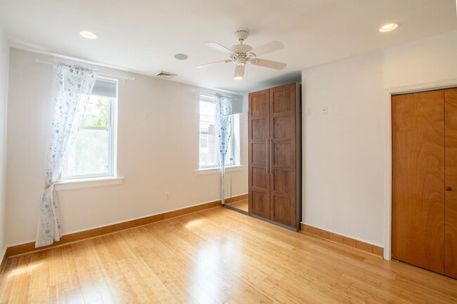 Building Photo - Wonderful East Passyunk Three Bedroom Home