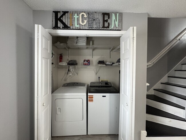 Foto del edificio - 205 Pinegrove Ct