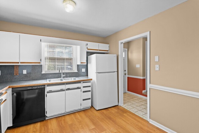 Building Photo - Beautifully Remodeled 3-Bedroom Townhouse ...