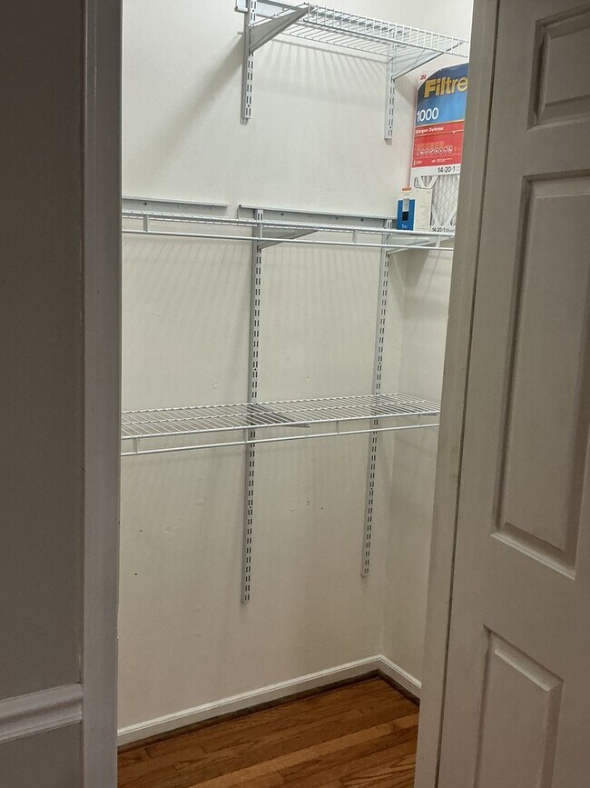 Foto del edificio - Beautiful 2BR/2.5 Bath Townhome on a Priva...