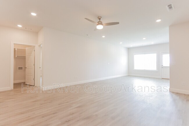 Building Photo - 1220 Mt Hood Dr