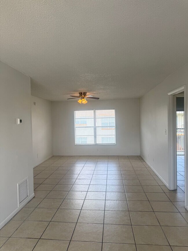 Building Photo - Spacious unit in Essex Park Condo, Kissimmee