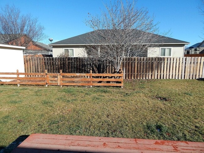 Building Photo - 3 bed 2 bath