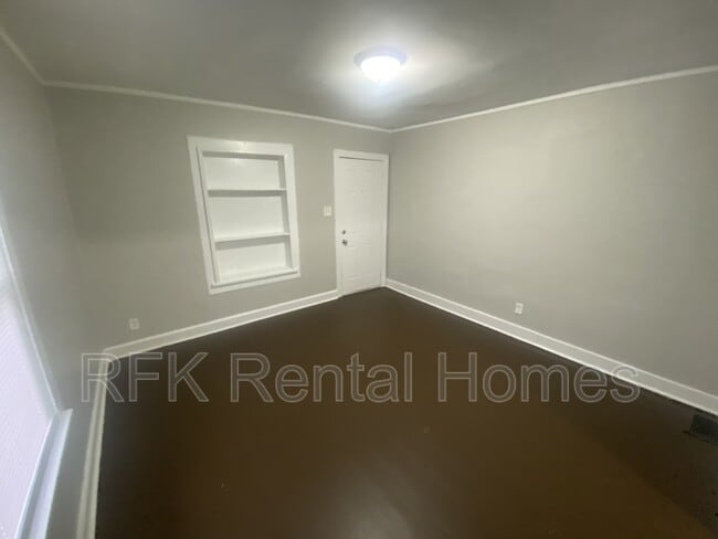 Building Photo - 527 N Bradley Ave