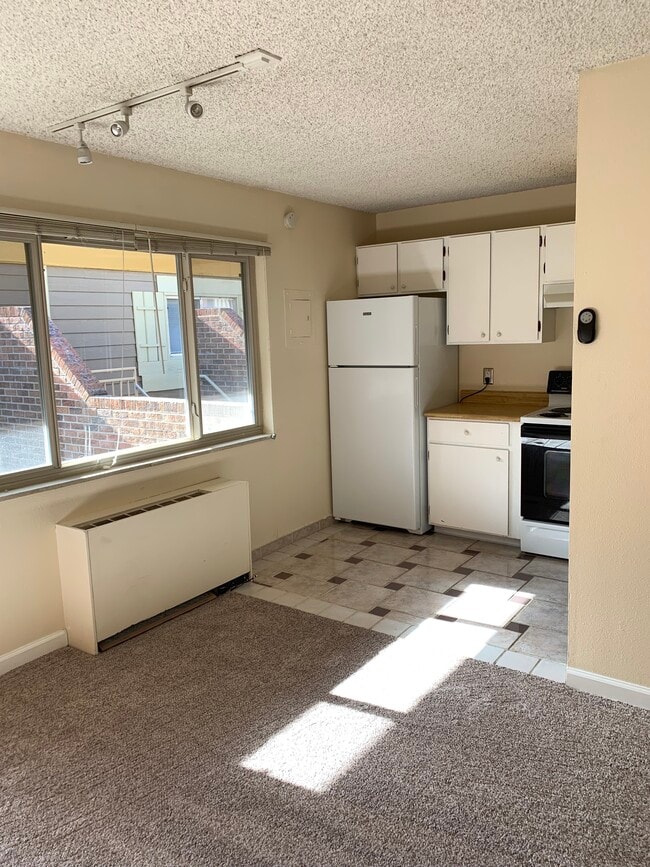 Kitchen - 3161 Madison Ave R315