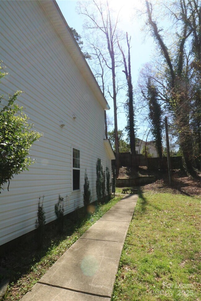 Foto del edificio - 1022 Hickory Nut St