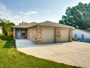 Building Photo - 8004-8006 Doreen Ave