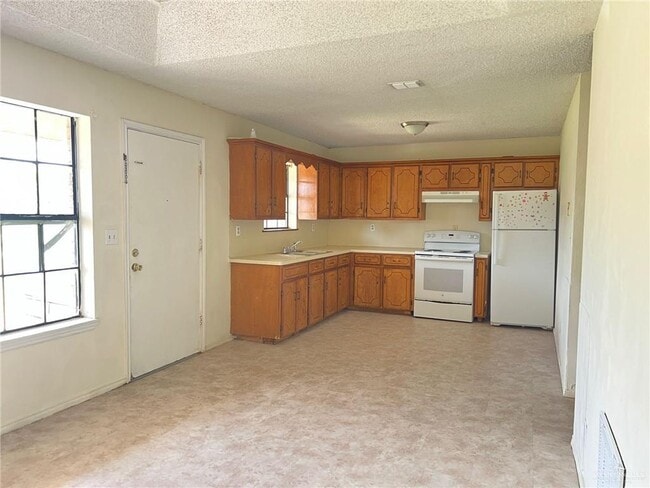 Building Photo - 207 N Cougar St