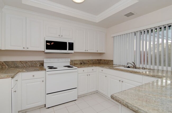Building Photo - Spacious End-Unit 2 Bed, 2 Bath with Den For Lease in Irvine