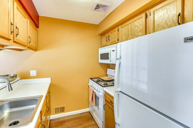 Building Photo - Charming 2BR Townhome in Sterling Heights