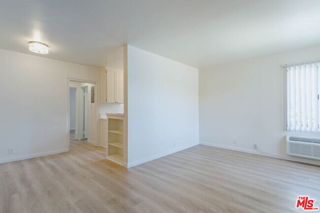 Building Photo - 758 N Hudson Ave