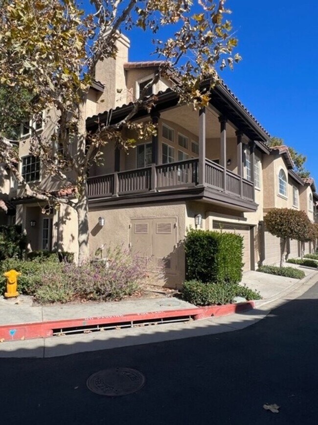 Foto del edificio - PICTURE PERFECT 2 BR/2 BATH PLUS LOFT END UNIT CONDO WITH DIRECT ACCESS 2 CAR GARAGE