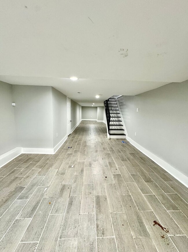 Building Photo - Large Home Available Now