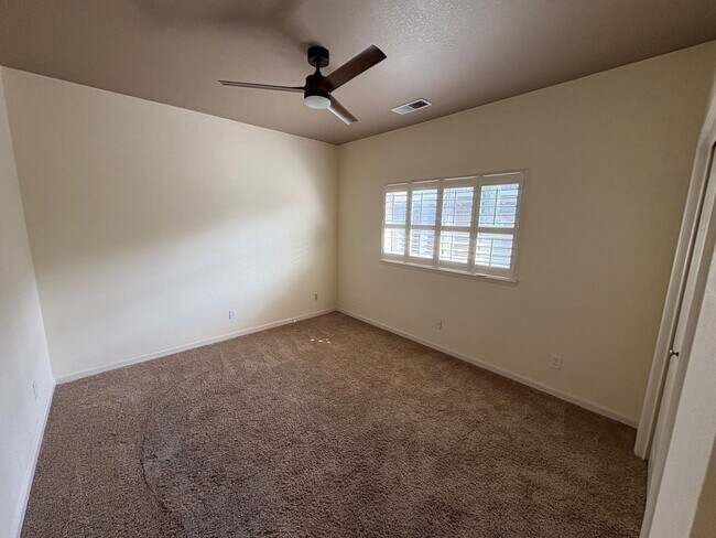 Foto del edificio - Spacious home with 3 Car Garage & Pool Available Now!