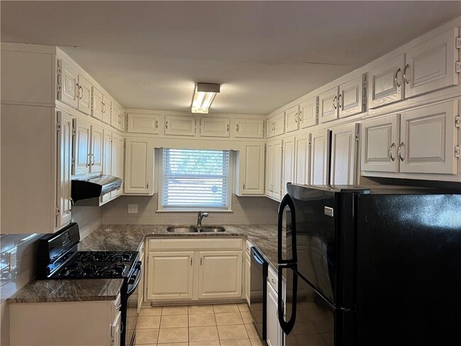 Building Photo - 2467 Elmwood Cir SE