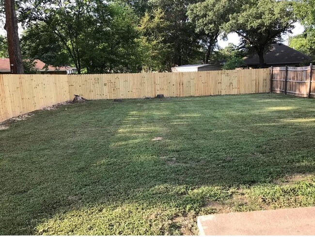 Building Photo - 2907 Greenhills Dr