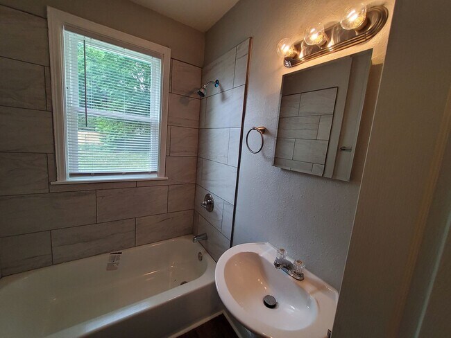 Foto del edificio - Introducing our fully renovated 2BR/1BA ho...