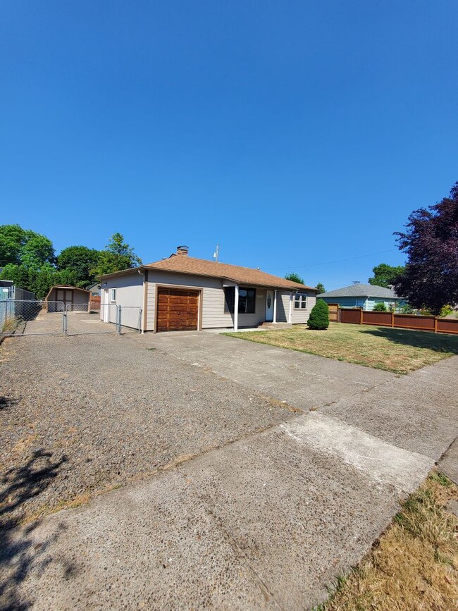 Building Photo - 2 Bedroom home with RV parking and large y...