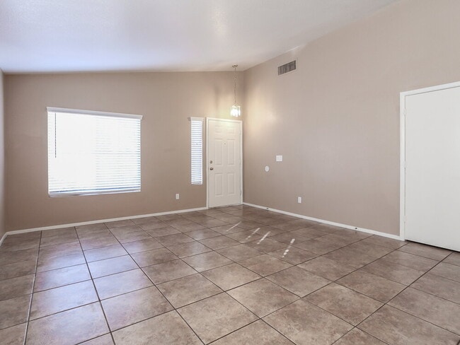 Foto del edificio - 5516 Cloudy Glen St