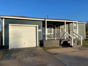 Building Photo - 3205 N Garrison Ave