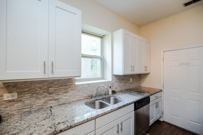 Building Photo - 633 W Arlington Pl