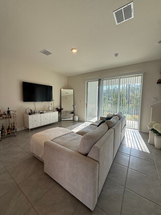 Building Photo - 111 Maya Wy