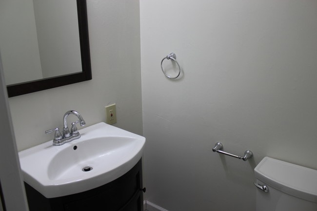 Half bathroom - 1023 Ridgedale Dr E