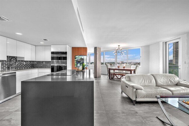 Foto del edificio - 7135 Collins Ave