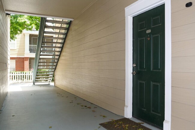 Foto del edificio - Upgraded Condo in Gated Community of Plant...