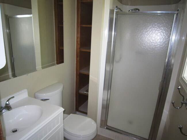 Building Photo - Single Level Three Bedroom in South Salem ...