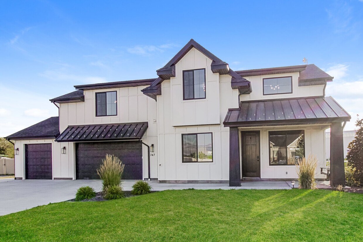 Foto principal - Spacious 3 Bed, 3 Bath Pet-Friendly Home w...