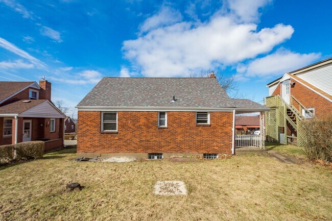 Foto del edificio - AVAILABLE MAY 1ST, Don't miss this UPDATED home in North Versailles!