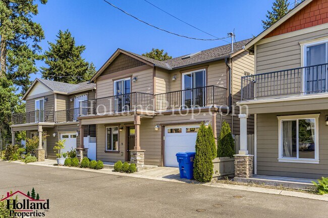 Building Photo - Spacious 4-Bedroom Home in Prime Location ...