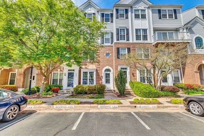 Stylish Condo Near Van Dorn Metro with Dual En Suites - Stylish Condo Near Van Dorn Metro with Dual En Suites