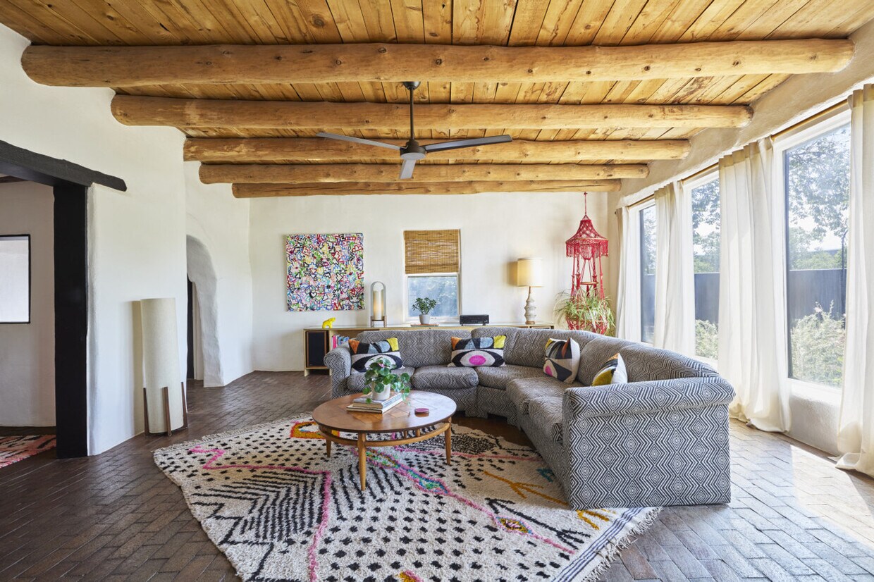 Primary Photo - 2861 Agua Fria St