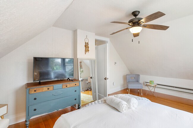 Large spacious bedroom - 1217 SE Rhone St