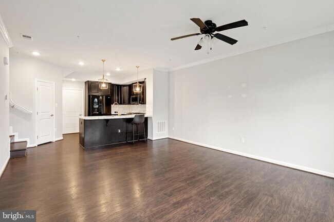 Foto del edificio - 5822 Oakdale Vlg Rd