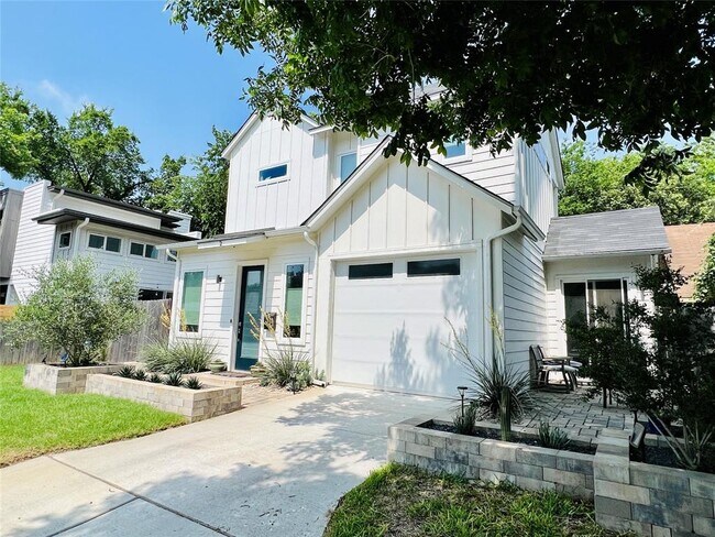 Building Photo - 2911 E 4th St