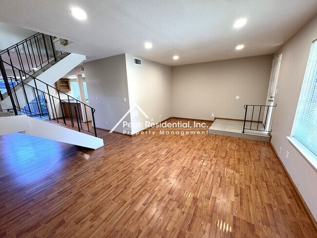 Foto del edificio - Updated 3-bedroom Townhome in Carmichael.