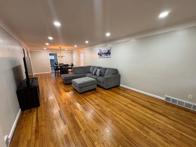 Foto del edificio - Charming 3BR Ground Floor Unit in South Eu...
