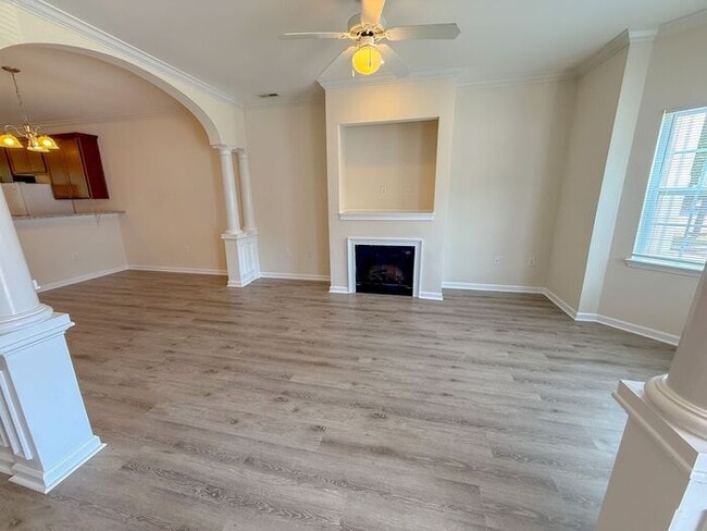 Foto del edificio - Beautifully updated Townhome! New cabinets, granite counter tops, and LVP flooring through downst...