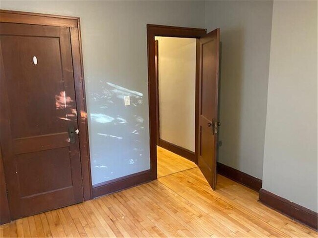 Foto del edificio - 2613 E 24th St