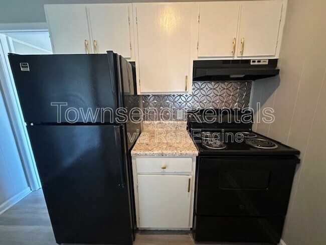 Building Photo - 5850 Century Oaks Dr